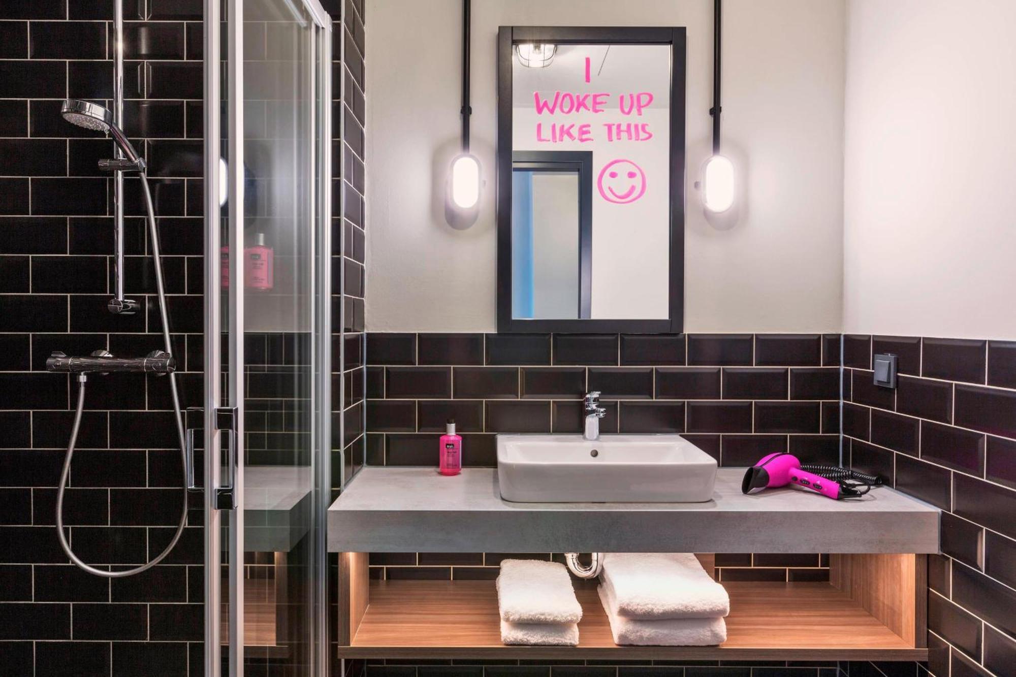 Moxy Duesseldorf South Hotell Eksteriør bilde
